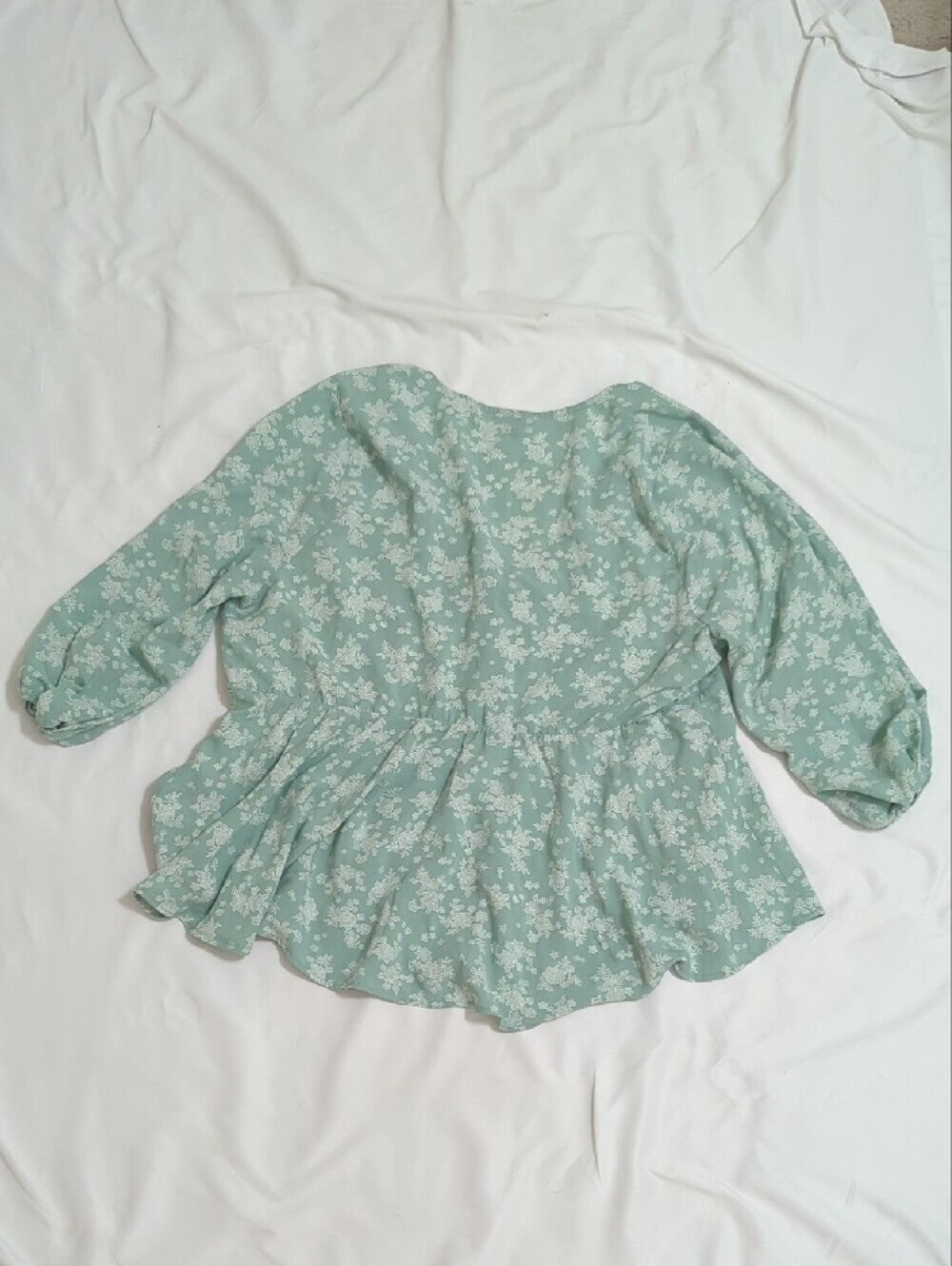 Torrid Hi-Lo Tie-Front Top, Color Lacey floral granite green sm Size 1X - Picture 4 of 15
